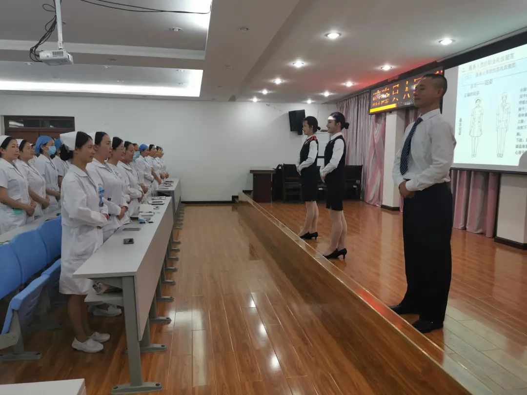 晴隆县人民医院对全院医务服务人员进行规范服务礼仪培训
