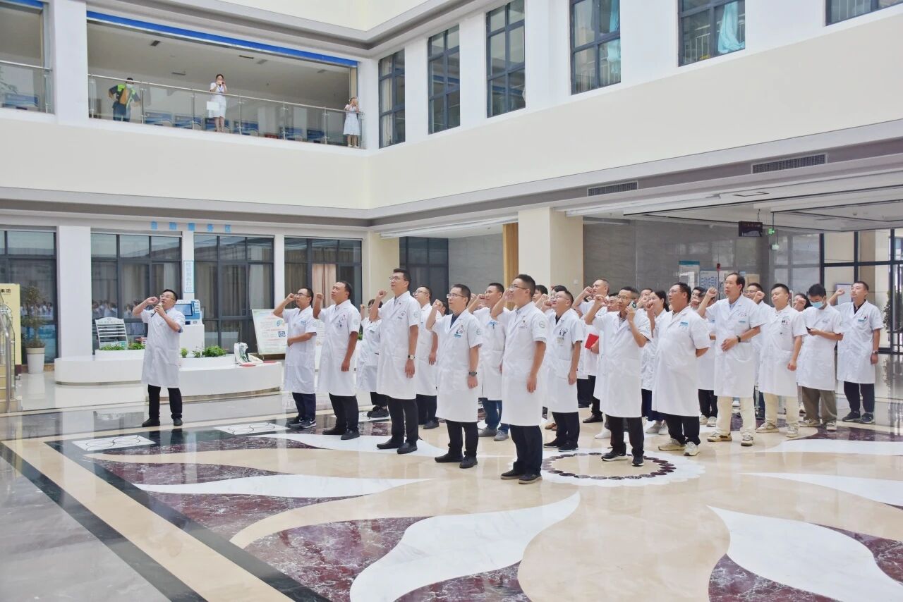 【医师节】晴隆县人民医院举办2025年“8.19”医师节“德馨于行，技精于勤”主题颁奖活动